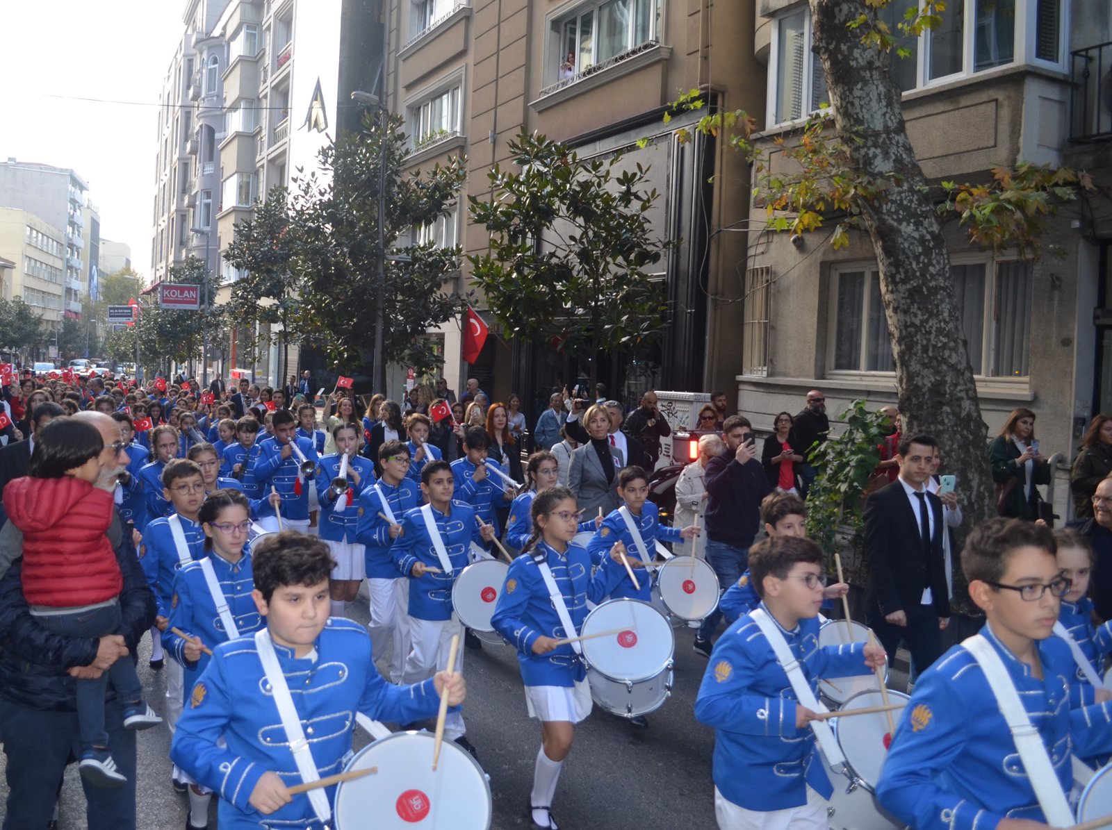 FMV Işık Okulları, Cumhuriyet’in 96. yılını bando yürüyüşü ile kutladı
